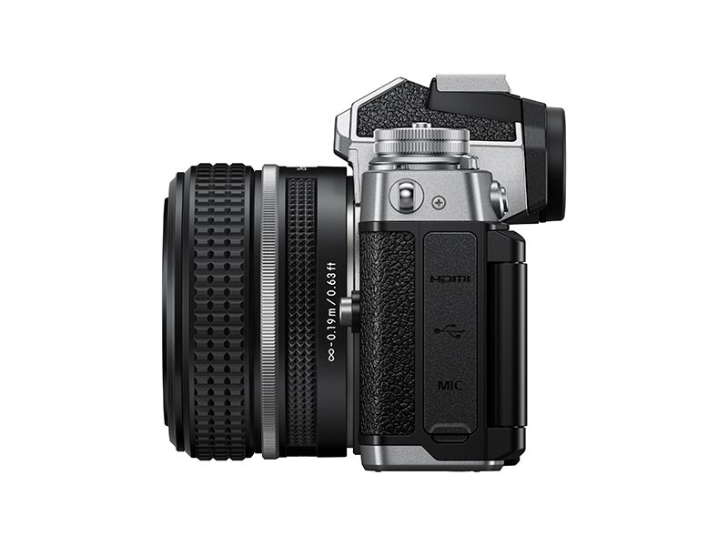 Nikon Z fc Kit Z 28mm f2.8 SE Sideview